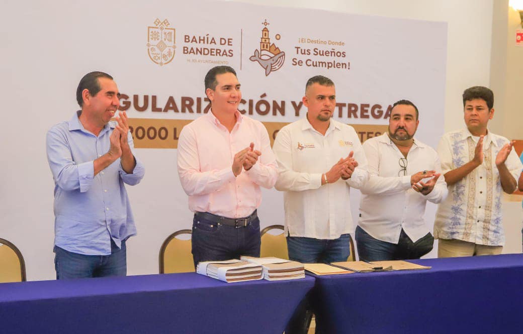 Héctor Santana entrega de 2 mil licencias y tarjetones a comerciantes de Bahía de Banderas