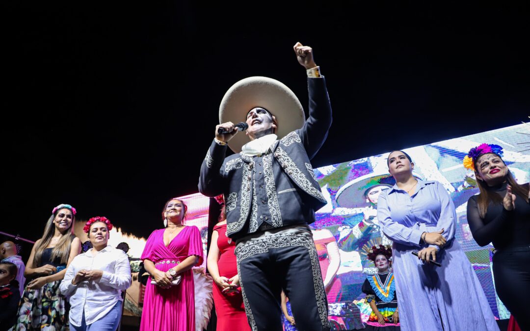 Arranca Héctor Santana con éxito el Festival Internacional de Día de Muertos en Bahía de Banderas con un vibrante desfile en Sayulita