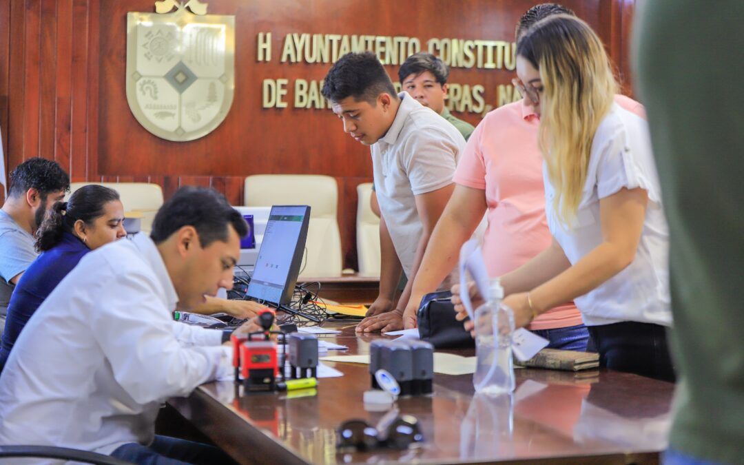 Héctor Santana y Navarro Quintero facilitan expedición de licencias en Valle de Banderas