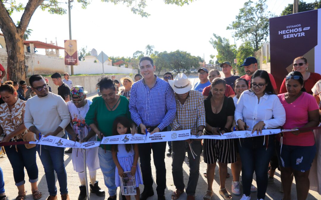 Héctor Santana inaugura la calle Morelia en Valle de Banderas