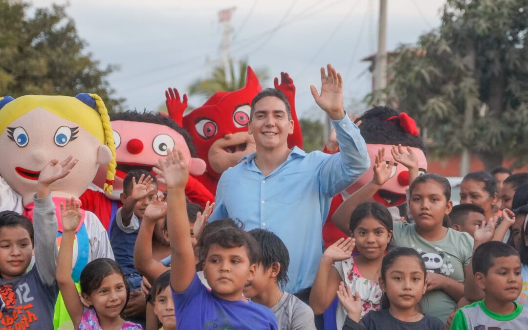 Héctor Santana lleva Rosca, alegría y tradición a los niños de la costa de Bahía de Banderas por el Día de Reyes