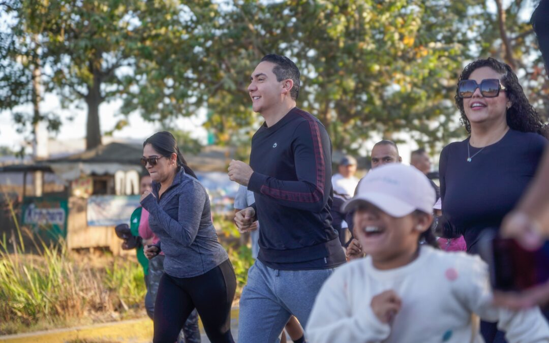 Héctor Santana y familias de Bahía de Banderas participan en la Carrera Recreativa “Hazlo por tu Salud”