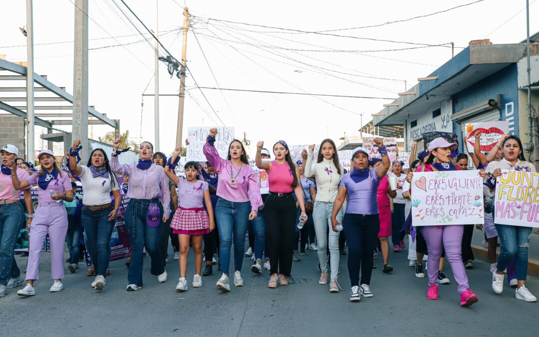 Bahía de Banderas se tiñe de morado en la marcha conmemorativa del 8M