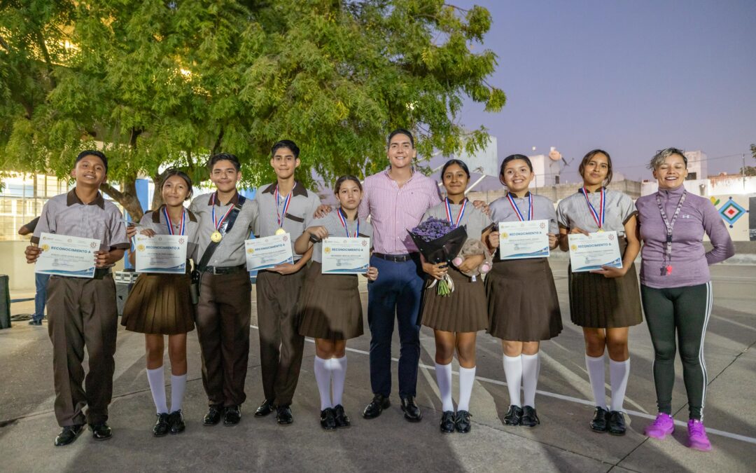 Héctor Santana premia a la escolta de la Secundaria Ali Chumacero con un domo tras ganar el estatal